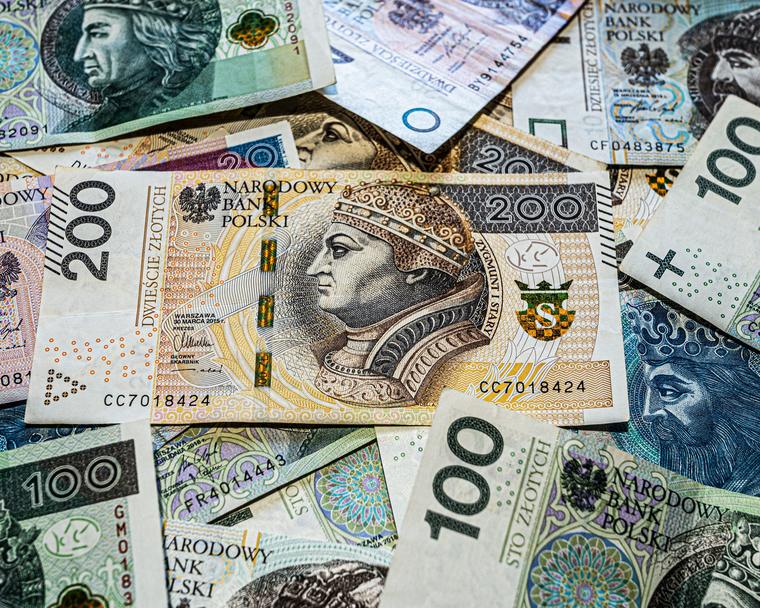 Gotówka na biurku obok dokumentów nieruchomości